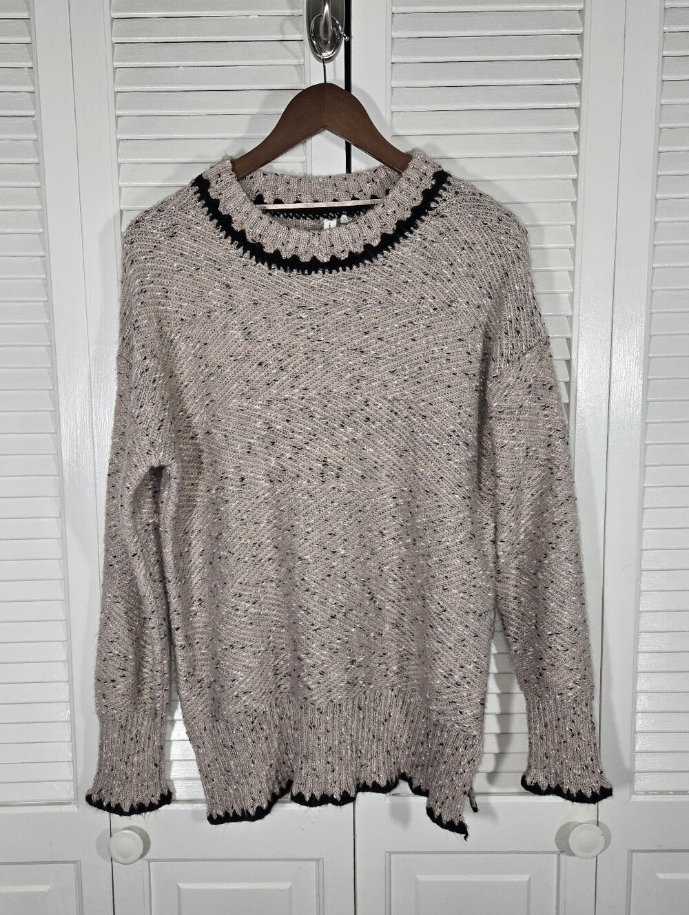Cable & Gauge Women's Speckled Crewneck Sweater with Contrast Trim Cream Black L
